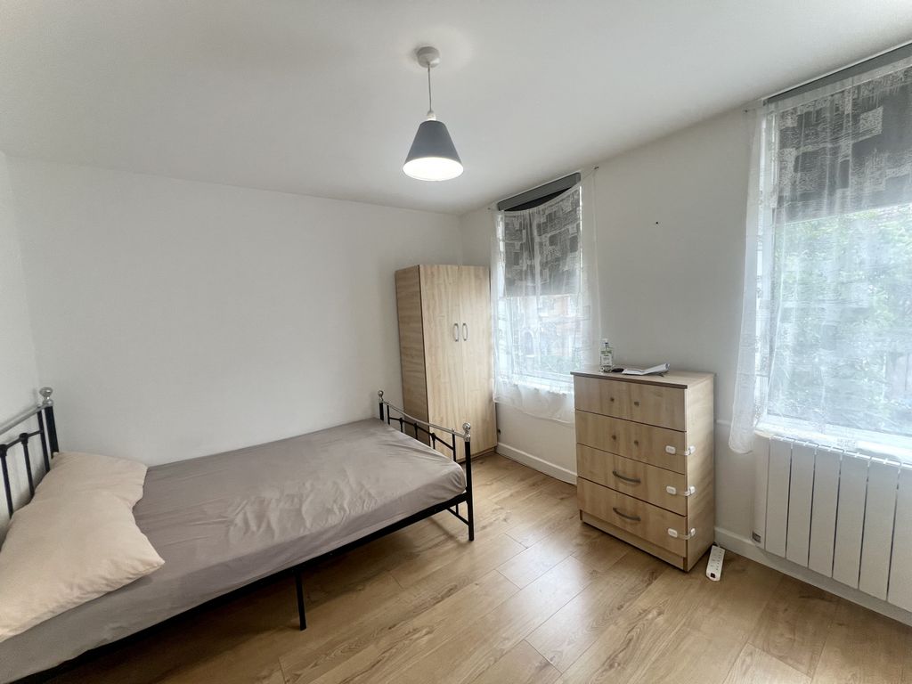 Property photo 1 of 5 A Recently Renovated First Floor Studio To Rent In Edmonton.