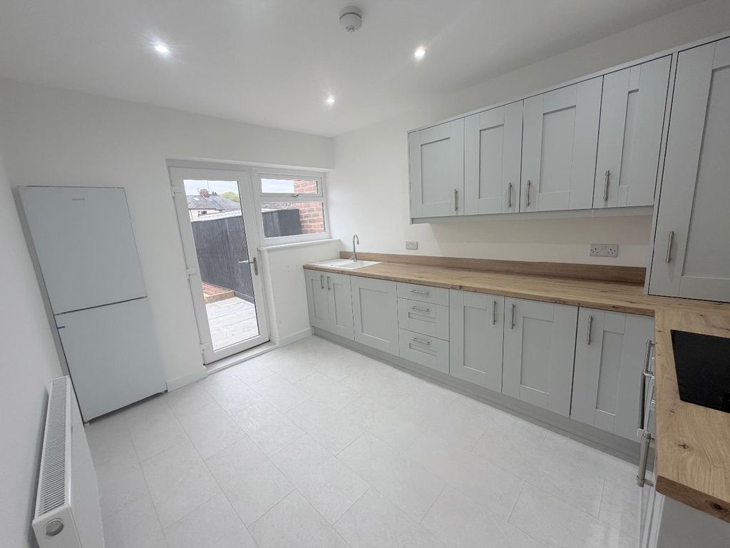 Property photo 3 of 11 Kitchen