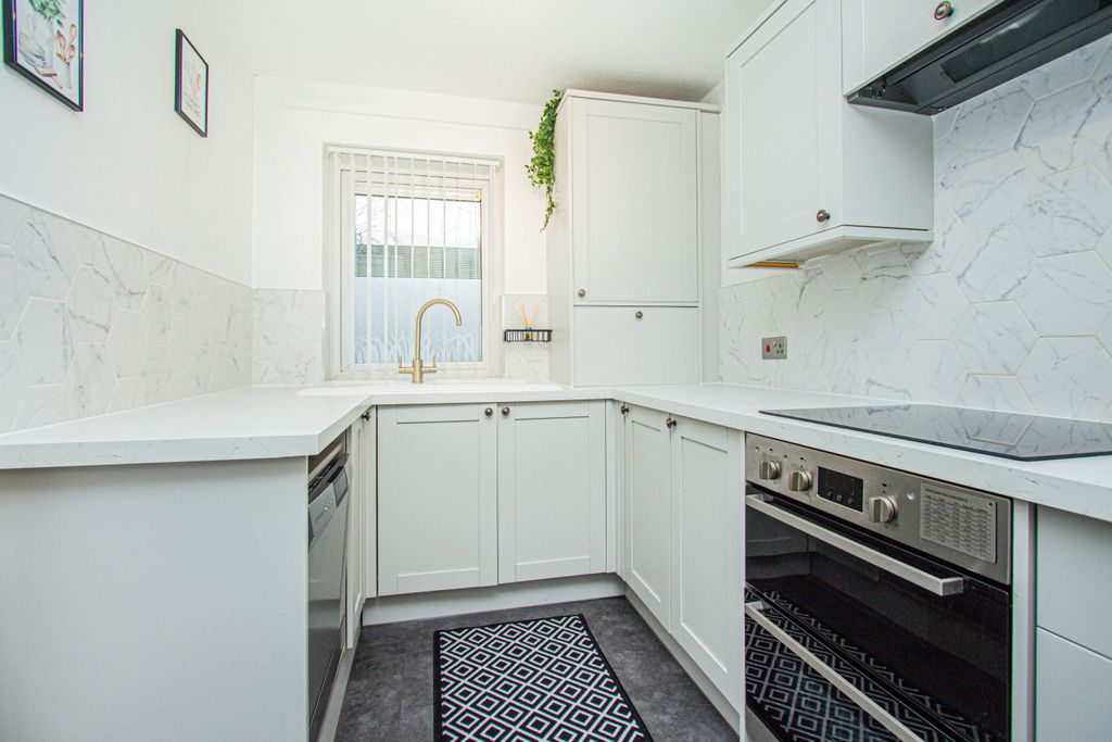 Property photo 2 of 9 Kitchen