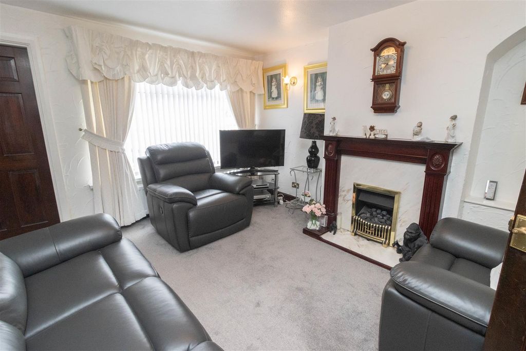 Property photo 2 of 13 Lounge