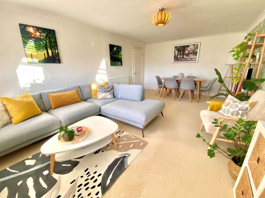 Property photo 3 of 14 Lounge