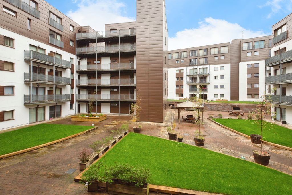 Property photo 2 of 11 Communal Courtyard
