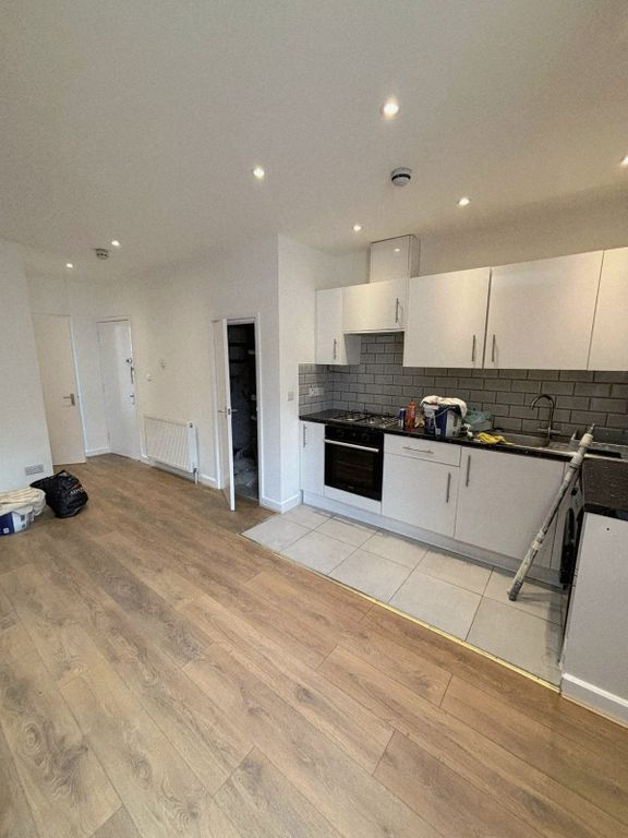 Property photo 1 of 9 Two Six Estates Are Pleased To Offer This Recenty Decorated Ground Floor Flat Located In Edmonton N18.