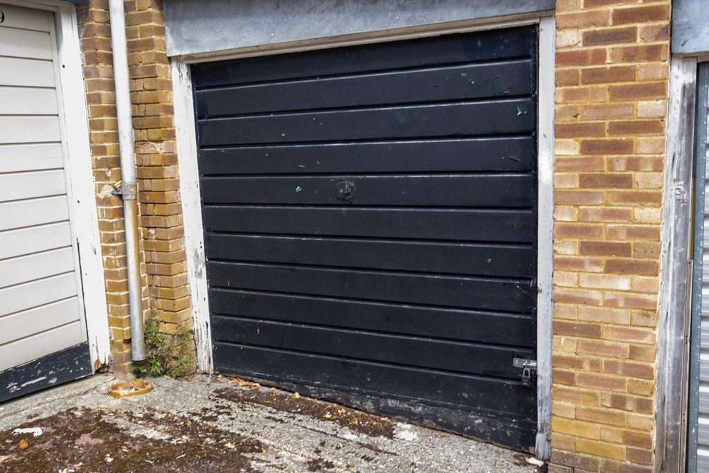 Property photo 1 of 1 Garage