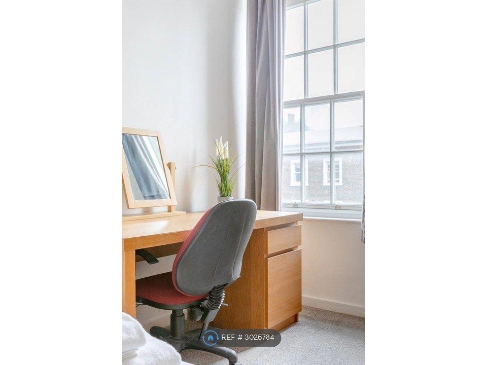 Property photo 3 of 9 Each Bedroom Has Deskspace
