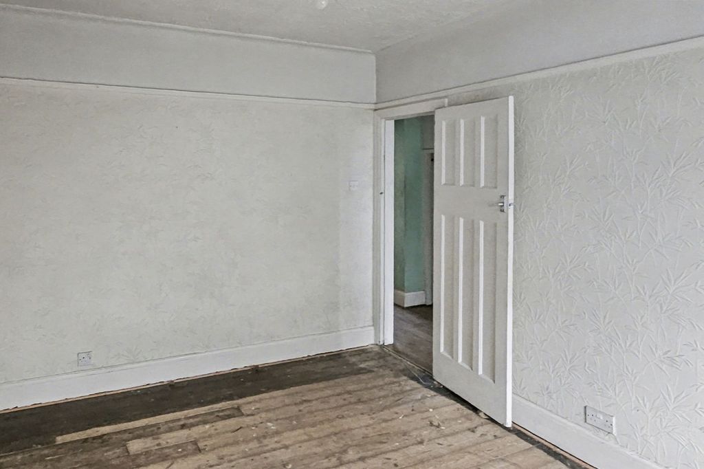 Property photo 3 of 14 9 Harold Road, Park Royal, London, Nw10 7Bg