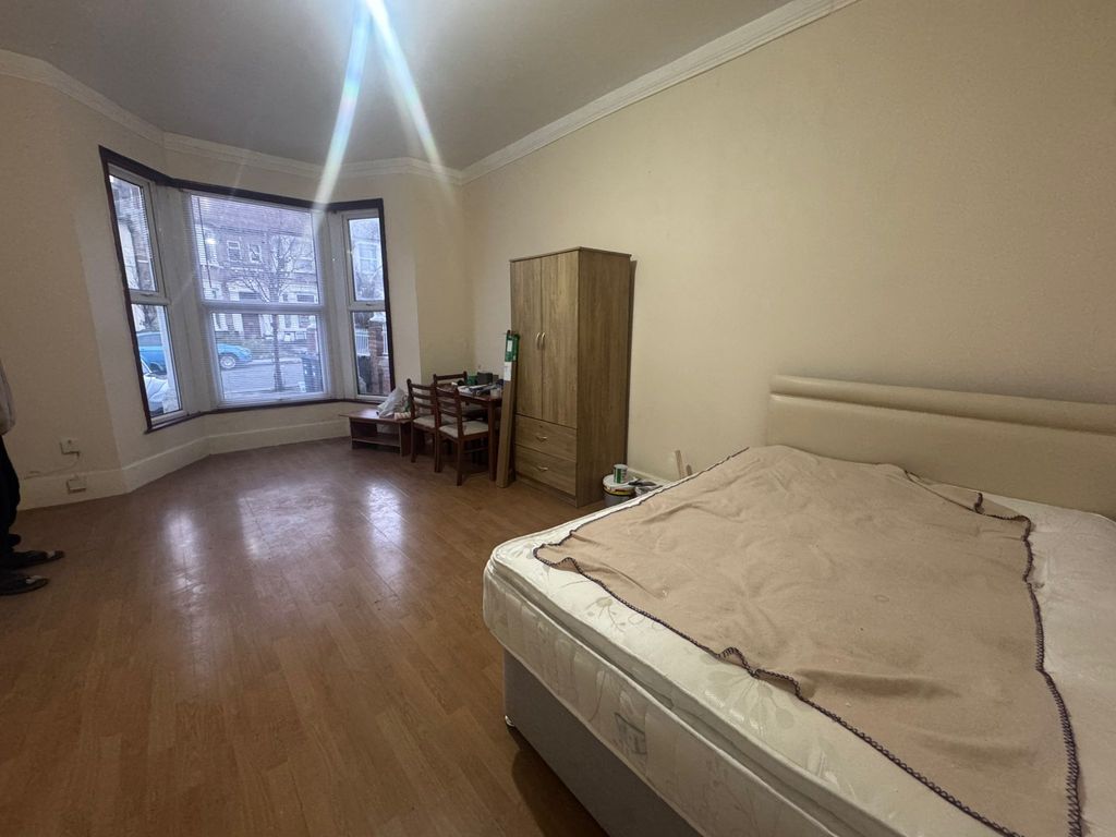 Property photo 1 of 6 Flat For Rent
