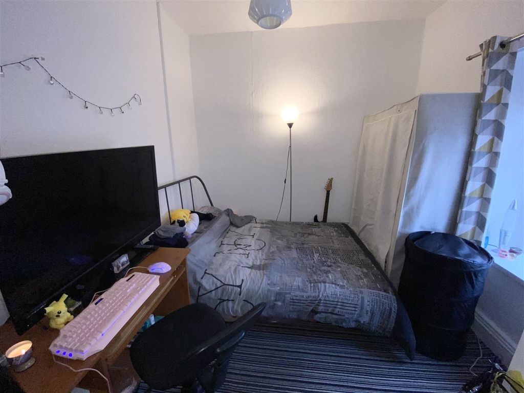 Property photo 2 of 4 Cosy Double Bedroom With Study Desk And TV Area An...