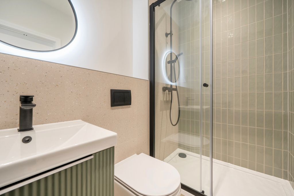 Property photo 1 of 8 Bathroom