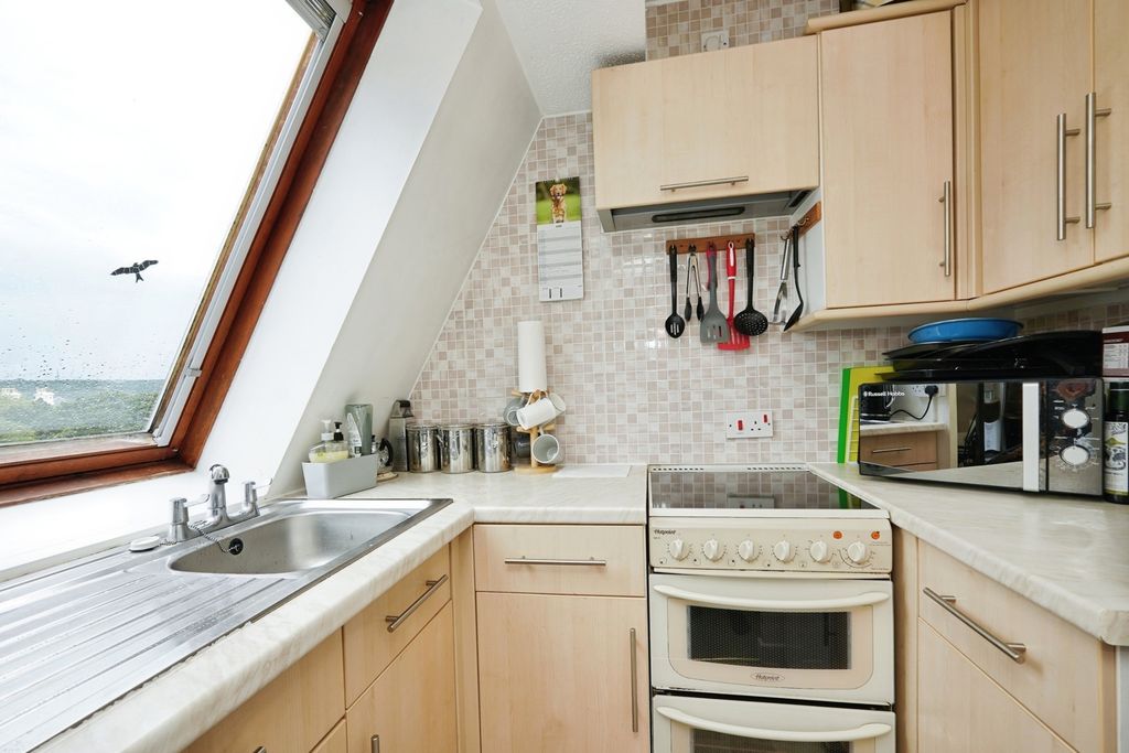 Property photo 3 of 10 Kitchen