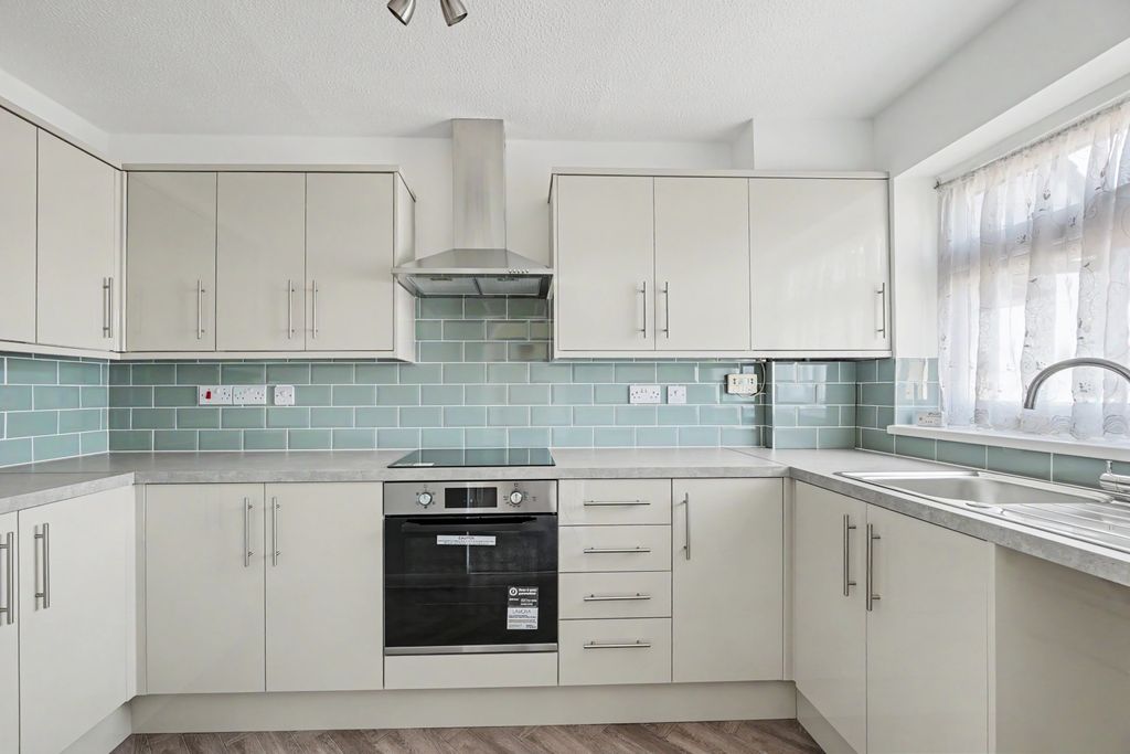 Property photo 2 of 10 Kitchen