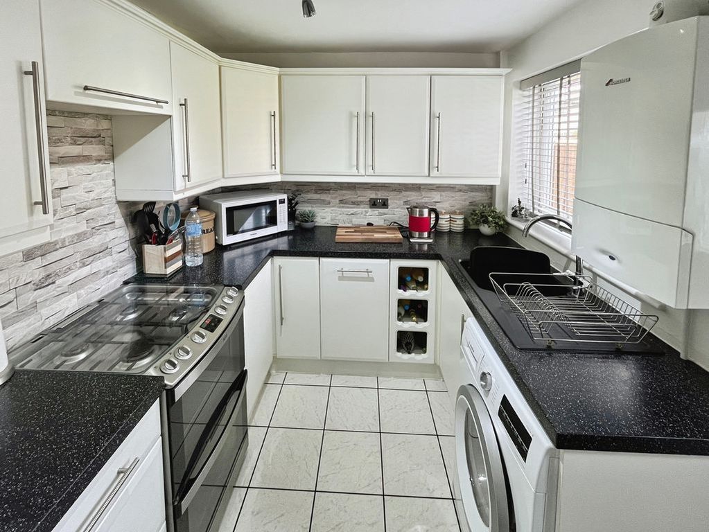 Property photo 3 of 17 Kitchen