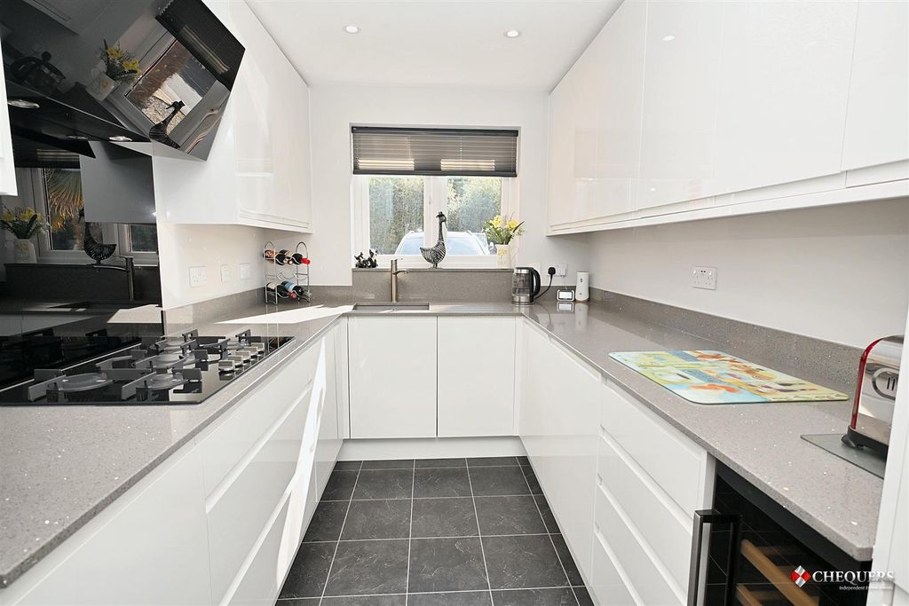 Property photo 3 of 19 Kitchen