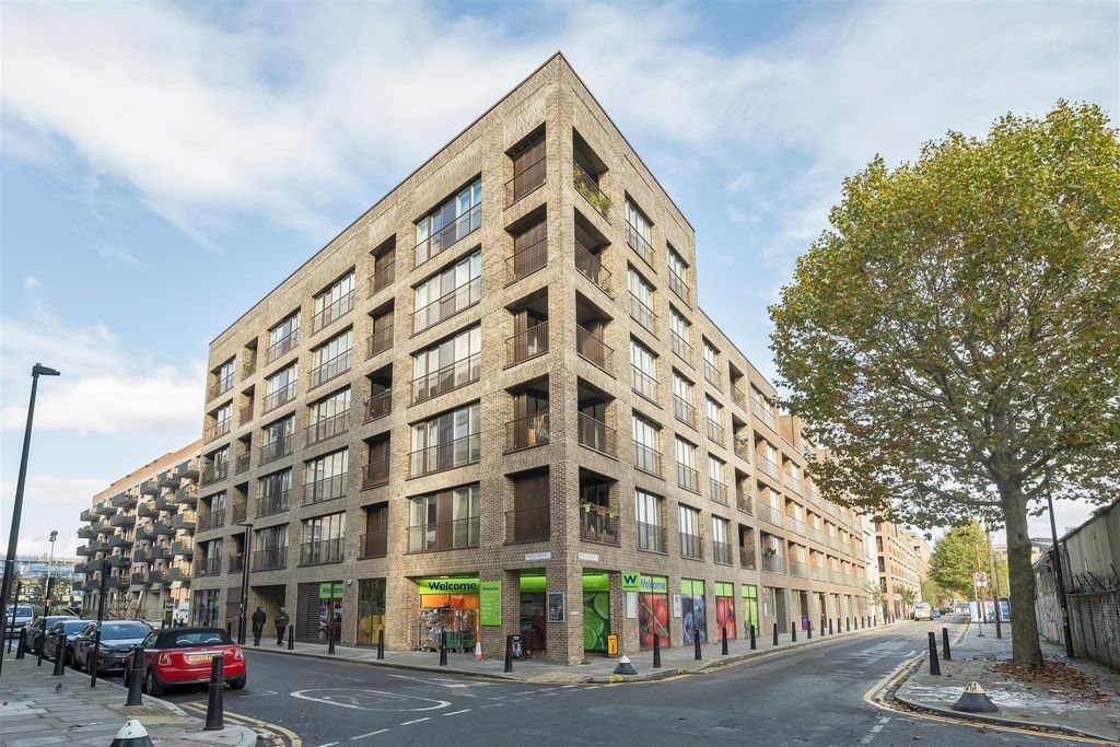 Property photo 2 of 20 Smeed Road, E3