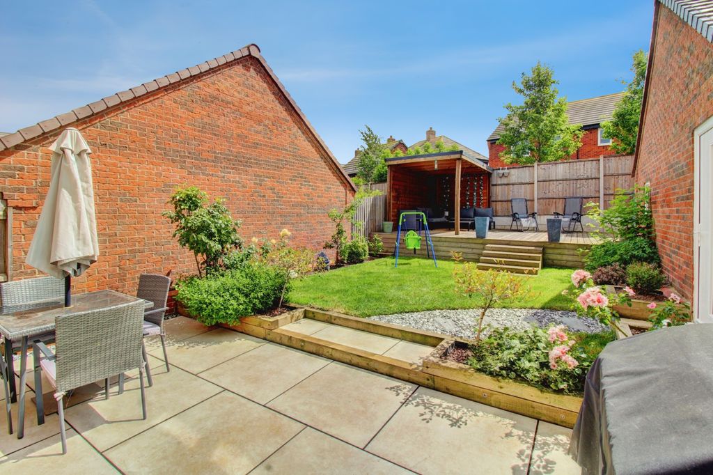 Property photo 2 of 15 Landscaped Garden