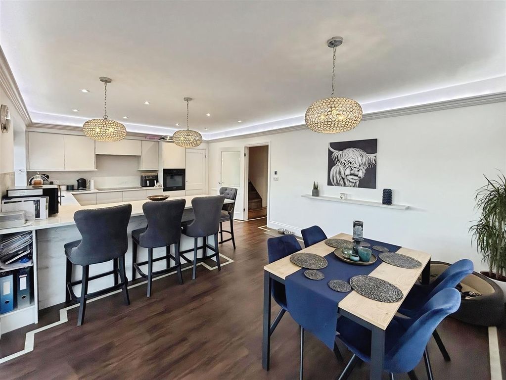 Property photo 2 of 36 34710c4A-_Xqe17Tdieg0Sdxxosk3Eq.Jpg