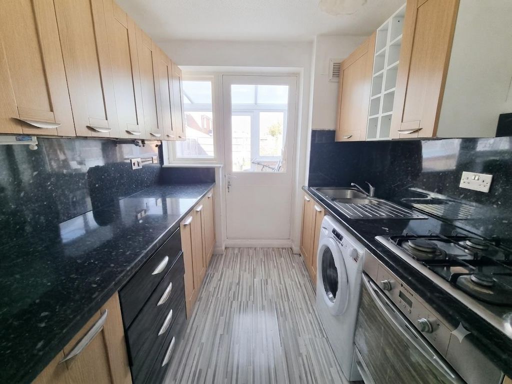 Property photo 3 of 10 Kitchen