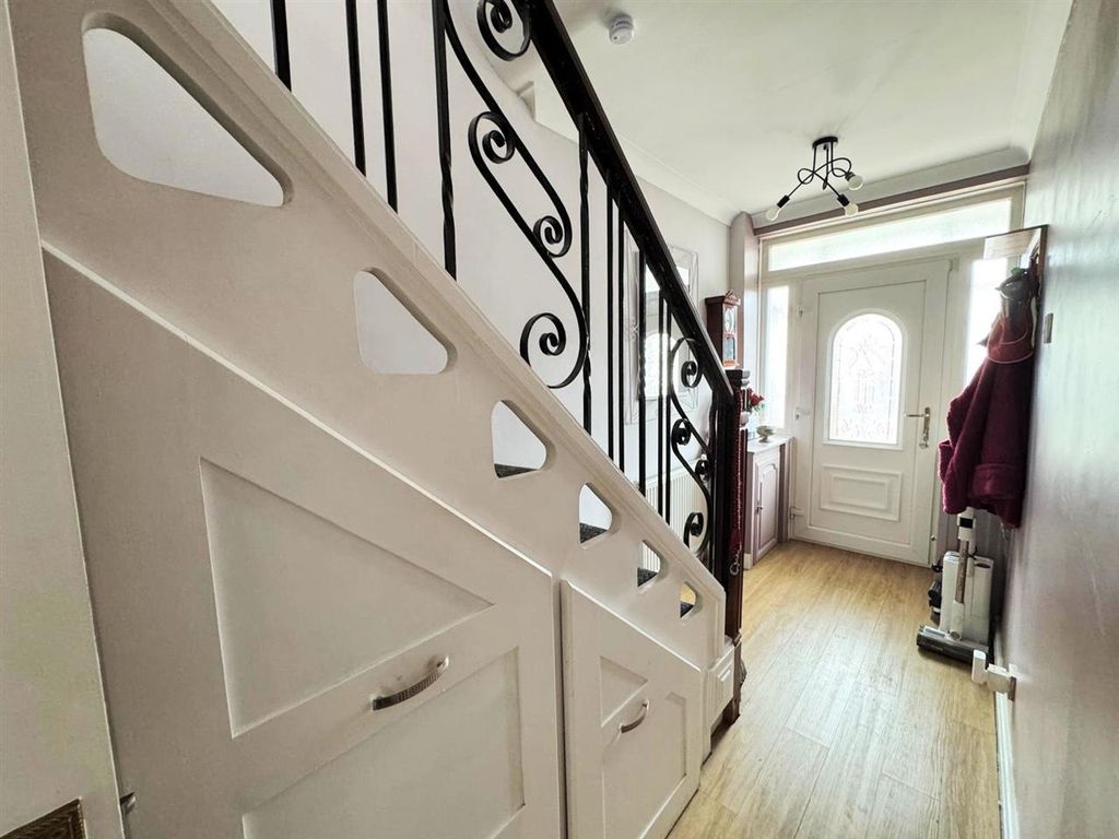 Property photo 2 of 16 Entrance Hall
