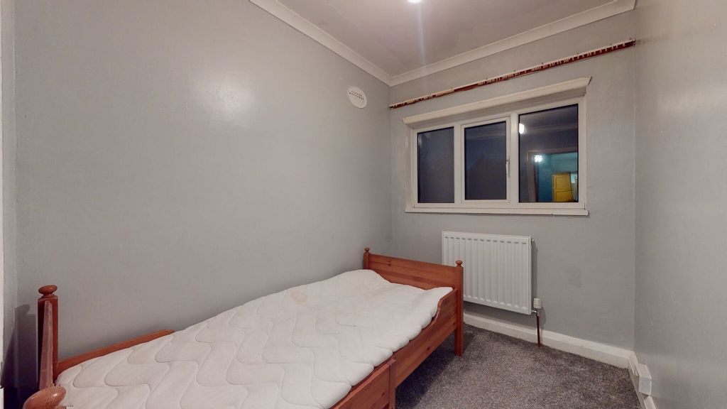 Property photo 1 of 7 Simple, Freshly Painted Single Bedroom With A Wood...