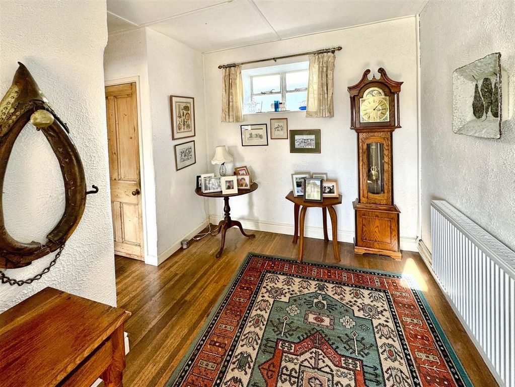 Property photo 2 of 18 Entrance Hall