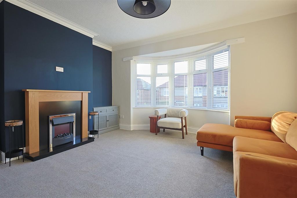 Property photo 2 of 23 Ed73C3F3-5Fce-4Eab-Bac1-6496421Efdff_1_201_A.Jpeg