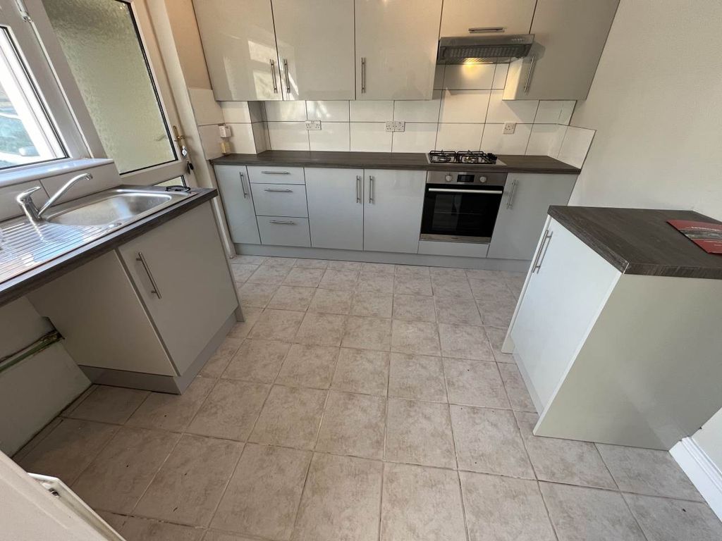 Property photo 2 of 10 Kitchen