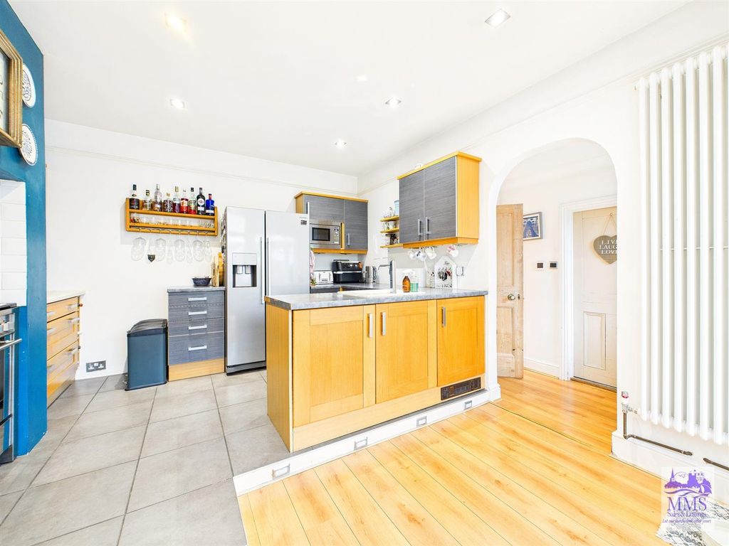 Property photo 3 of 27 Cam04098G0-Pr0150-Still010.Jpg