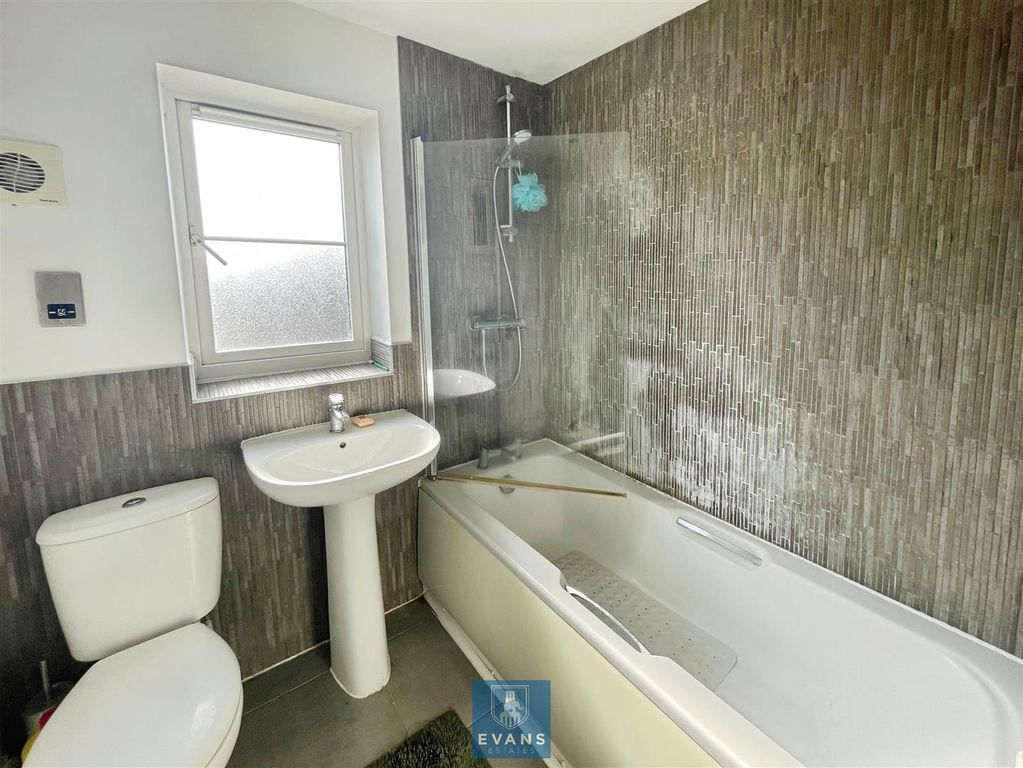 Property photo 3 of 14 Bathroom