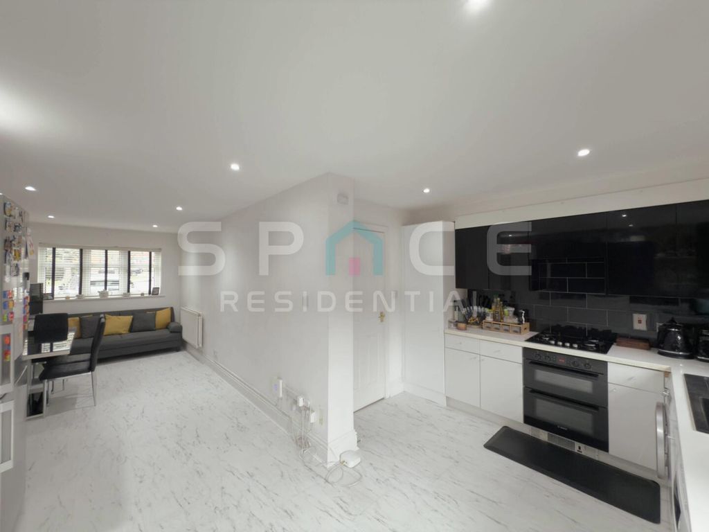 Property photo 3 of 34 Kitchen