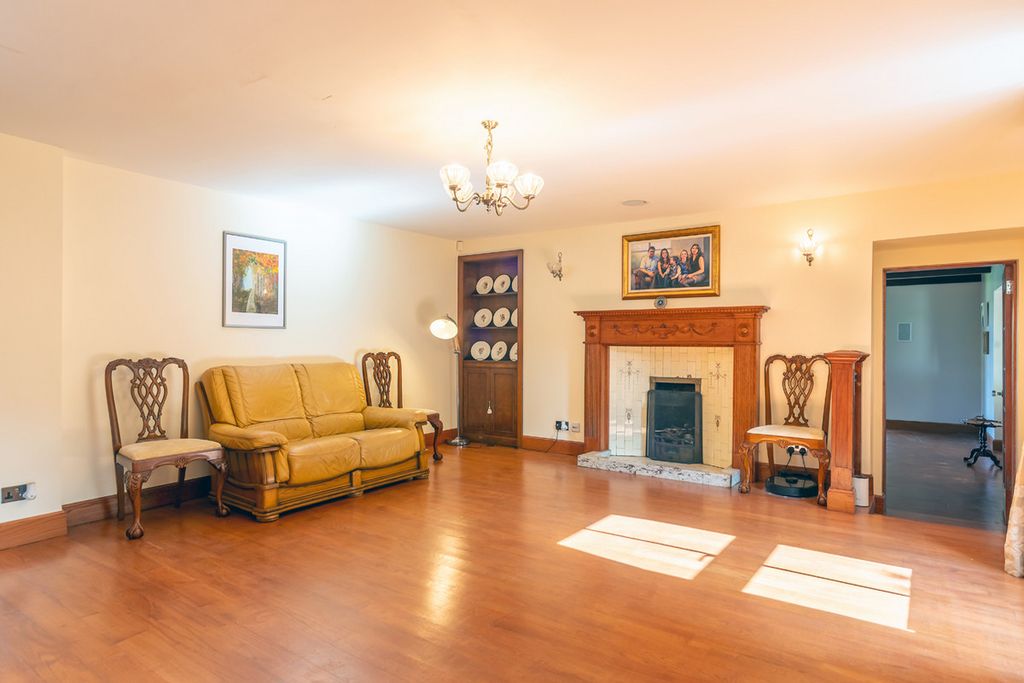 Property photo 2 of 25