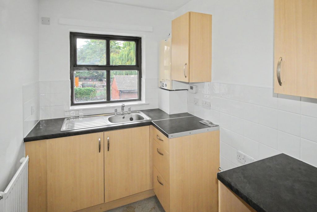 Property photo 2 of 10 Flat 5, Clarendon Court, Dickinson Street, Wakefield, West Yorkshire, Wf1 3Le