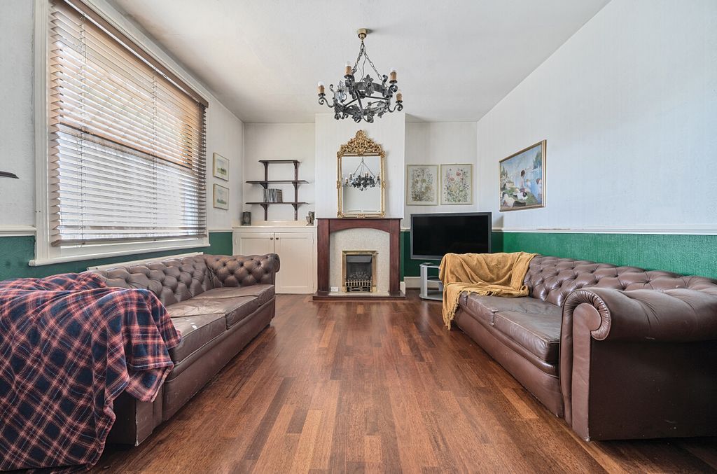 Property photo 2 of 17 1299016-18-6836dc...