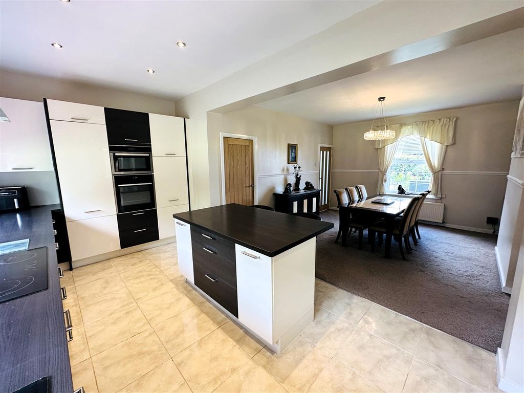 Property photo 2 of 32