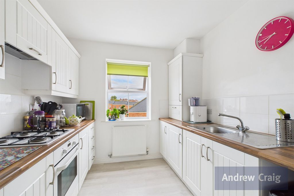 Property photo 3 of 10 Kitchen