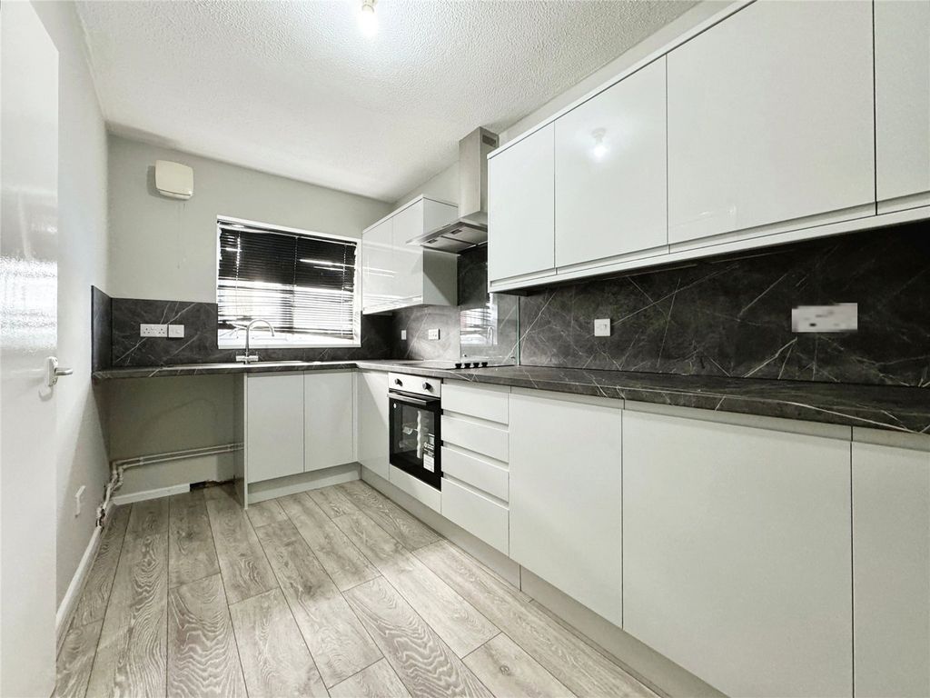 Property photo 3 of 7 Fitted Kitchen