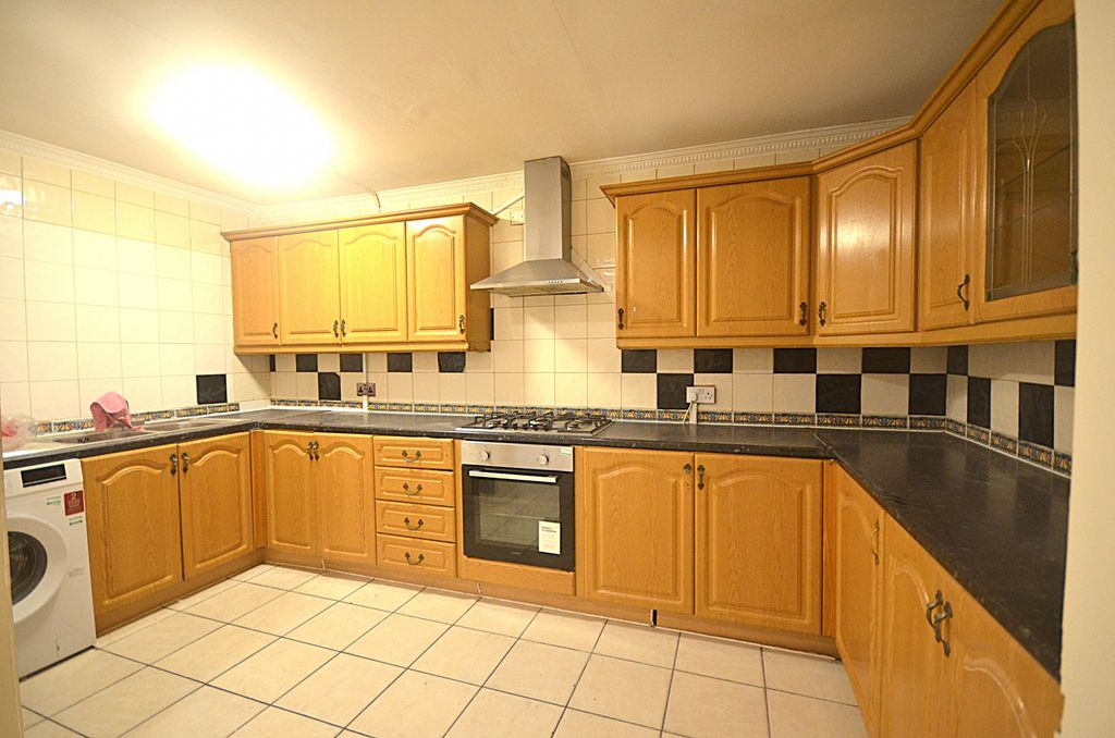 Property photo 1 of 16 Seven Bedroom End Terrace House To Rent Loxford Lane, Ilford Ig1