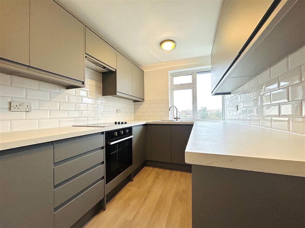 Property photo 3 of 19 Kitchen