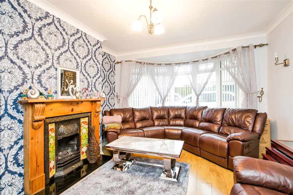 Property photo 2 of 21 Lounge