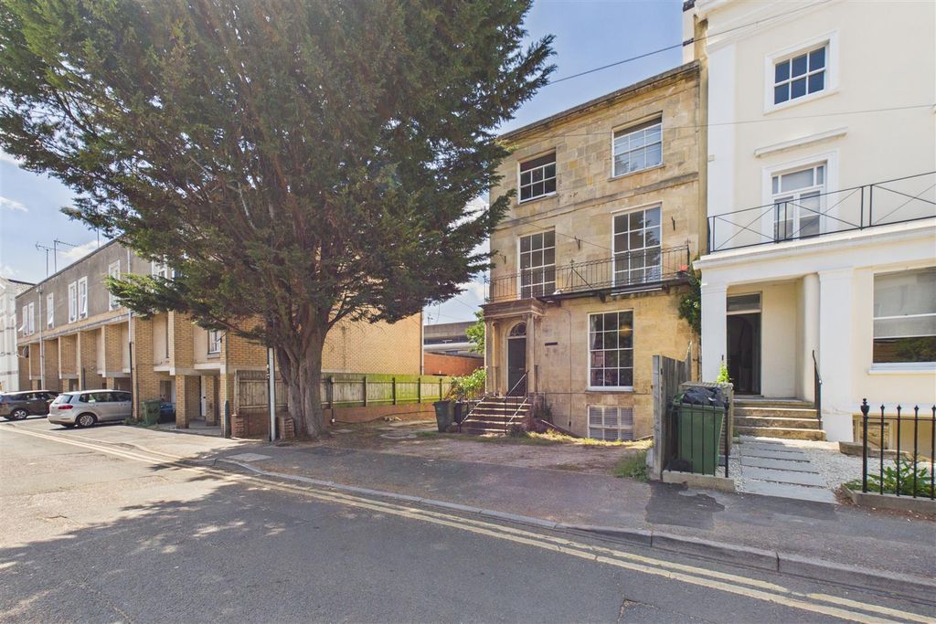 Property photo 2 of 27 Flat 1, 50 Grosvenor Street, Town Centre, Cheltenh