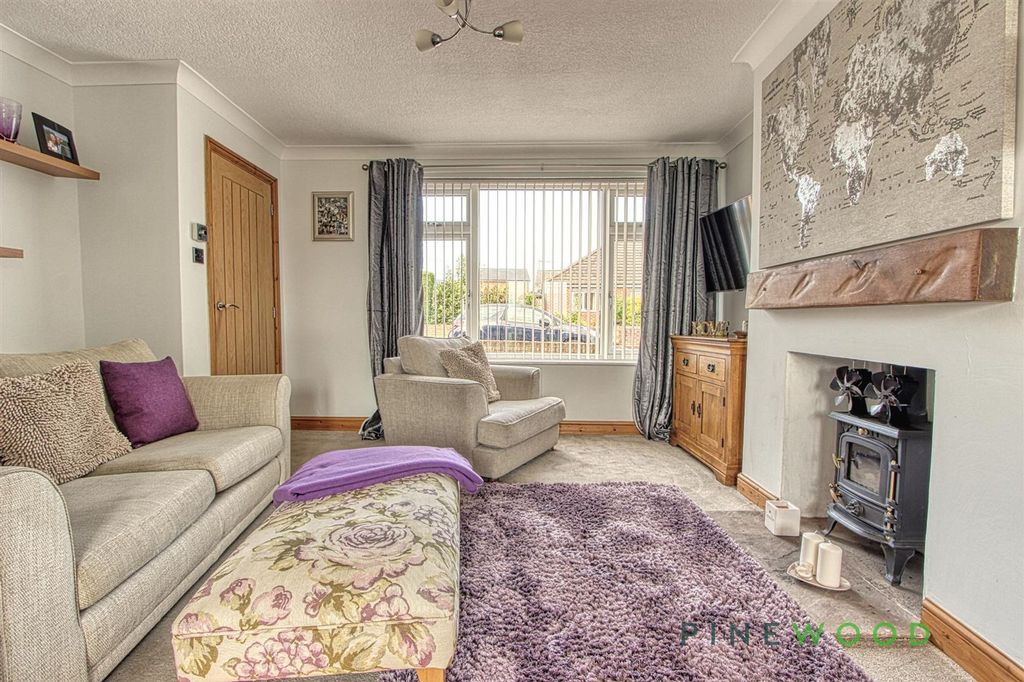 Property photo 2 of 15 Lounge