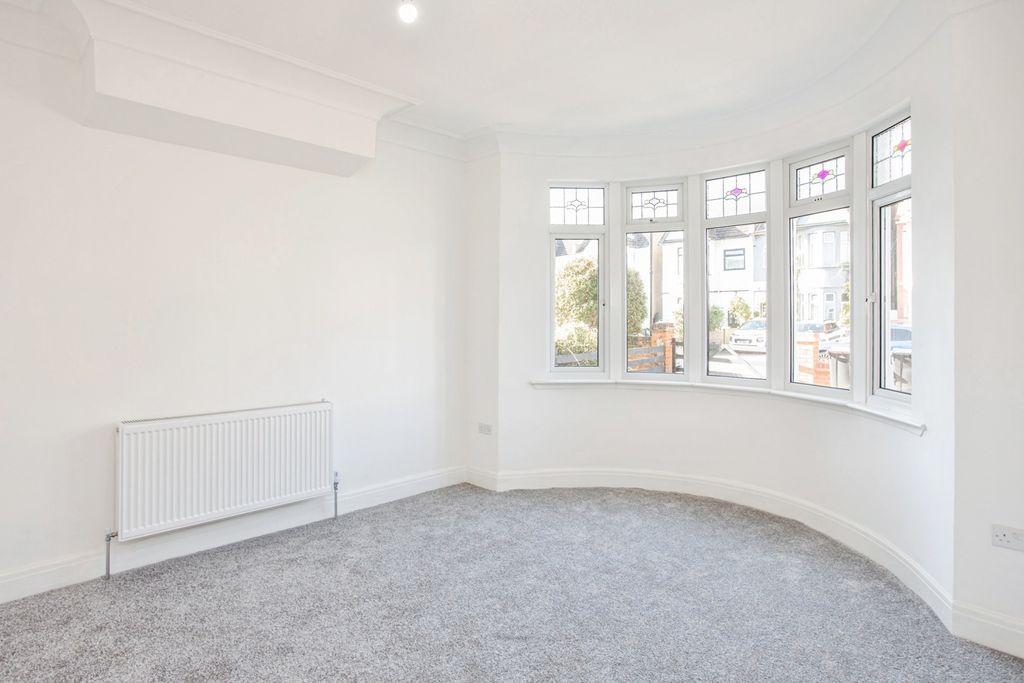 Property photo 2 of 17 Lounge