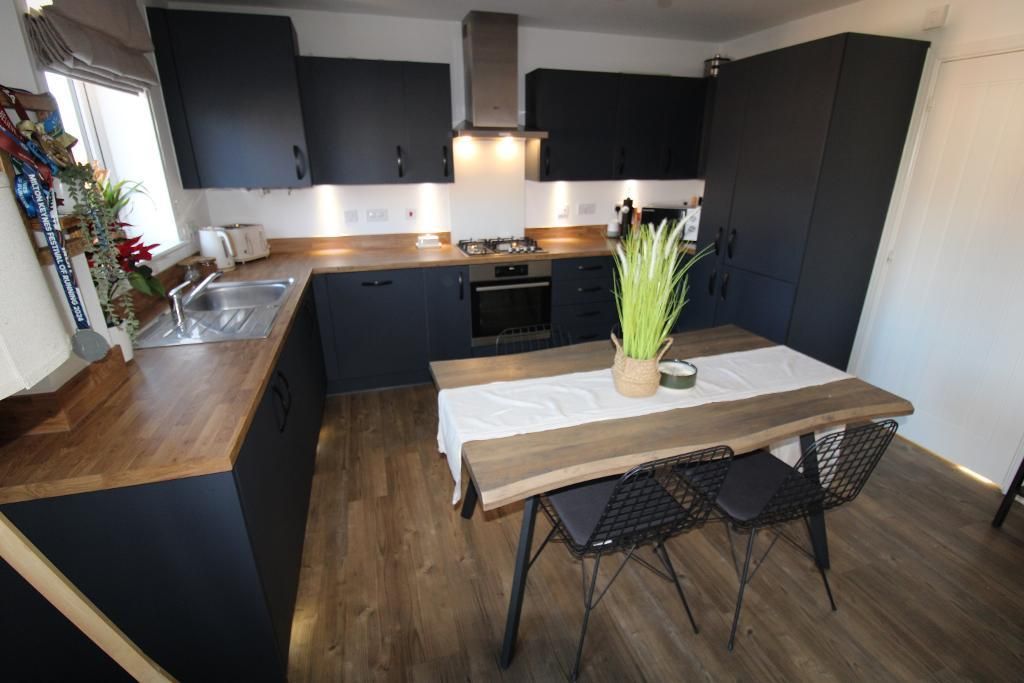 Property photo 3 of 9 Kitchen