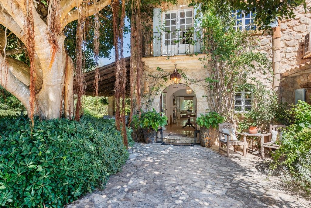 Property photo 3 of 20 Facade