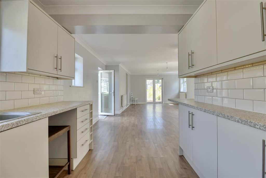 Property photo 3 of 11 Kitchen