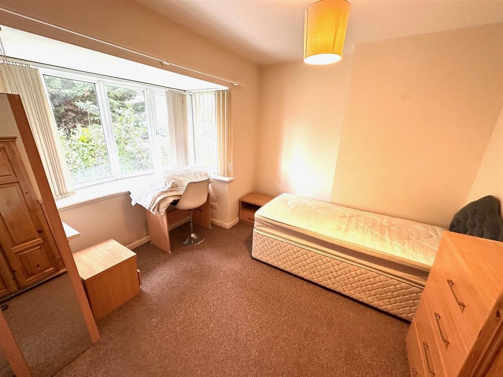 Property photo 3 of 8 Bed.Jpg