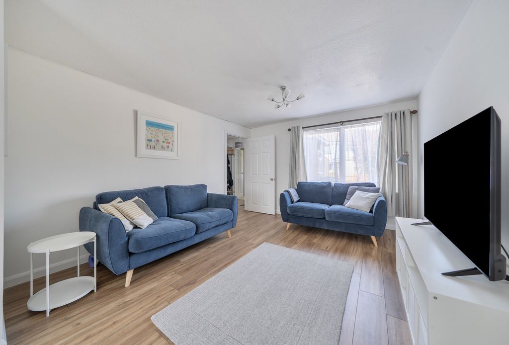 Property photo 2 of 20 Living Room