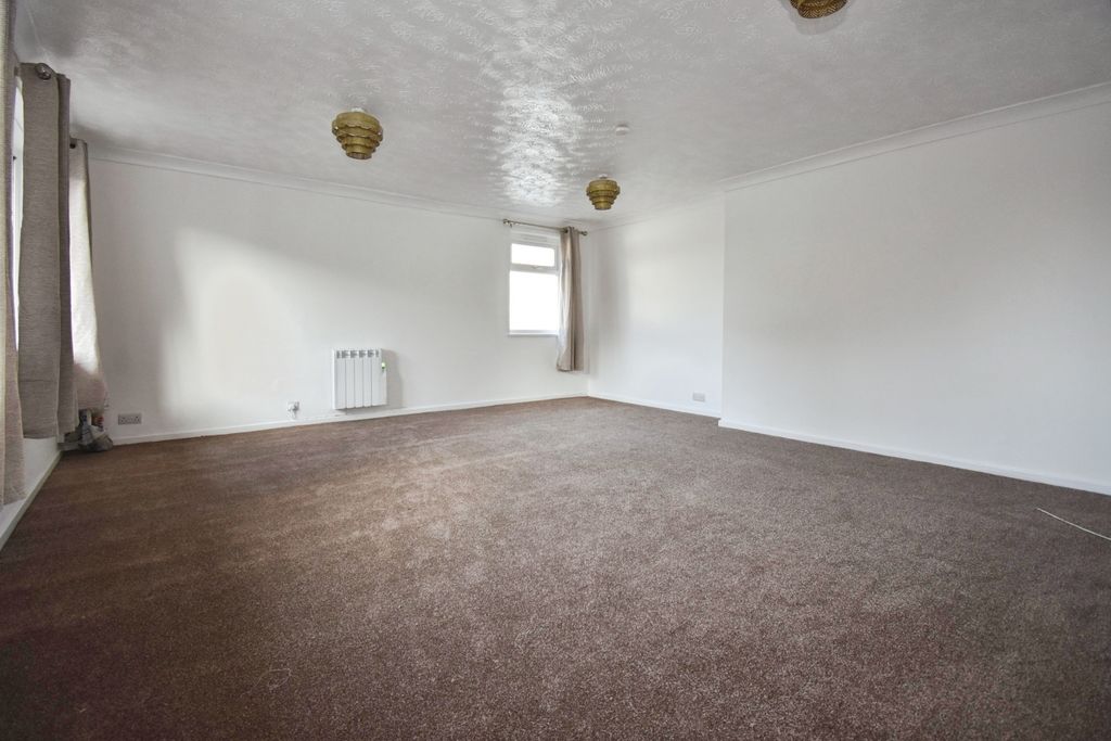 Property photo 3 of 7 Living Room