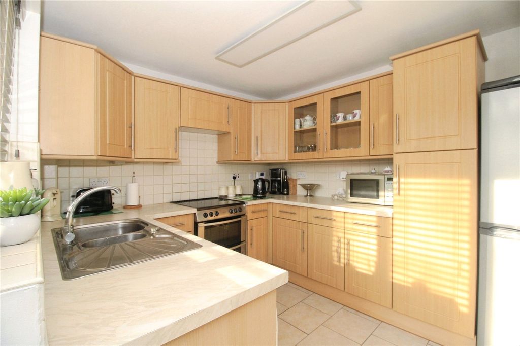 Property photo 2 of 13 Fitted Kitchen