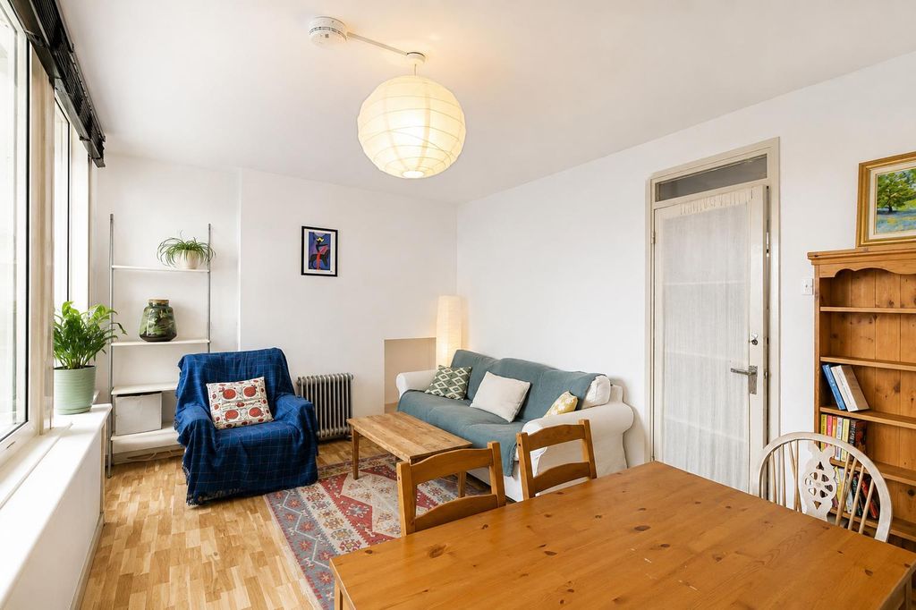 Property photo 3 of 20 Chaucer Court N160Ecf.Png