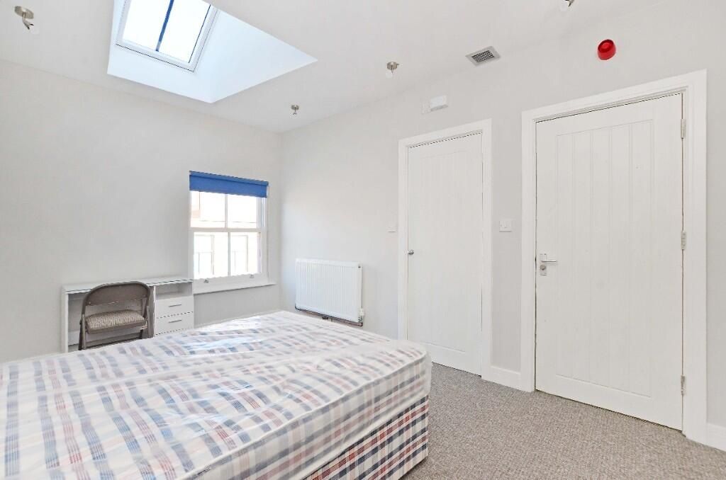 Property photo 2 of 15 Bright And Cozy Double Bedroom Featuring A Comfort...
